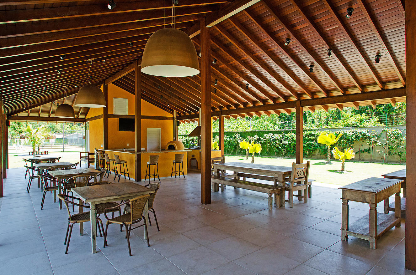 Salão de festas com varanda no loteamento fechado Costa Nova Residence Club em Massaguaçu Caraguatatuba