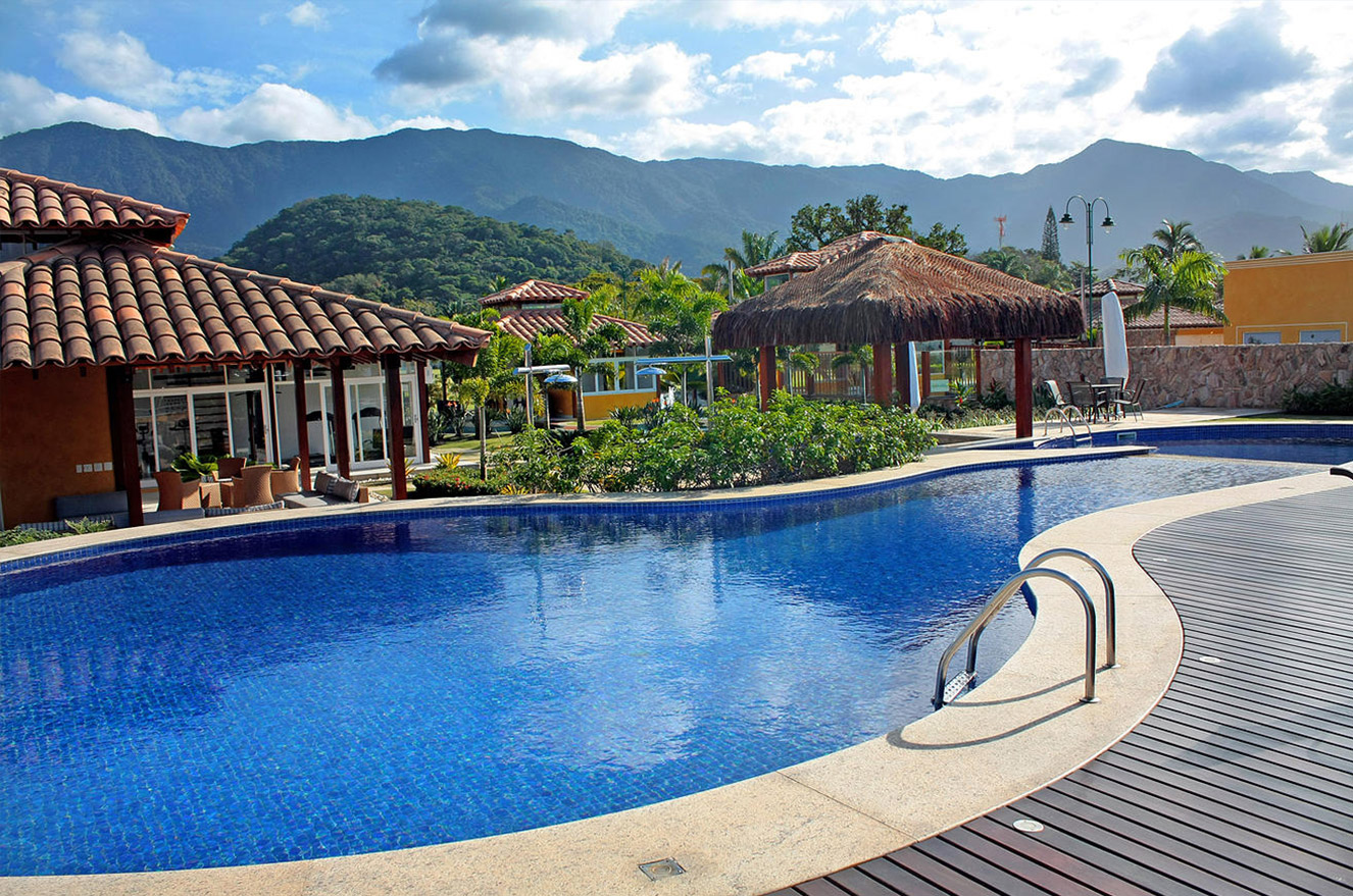 Piscinas adulto e infantil com solarium, deck e piscina bar no loteamento fechado Costa Nova Residence Club