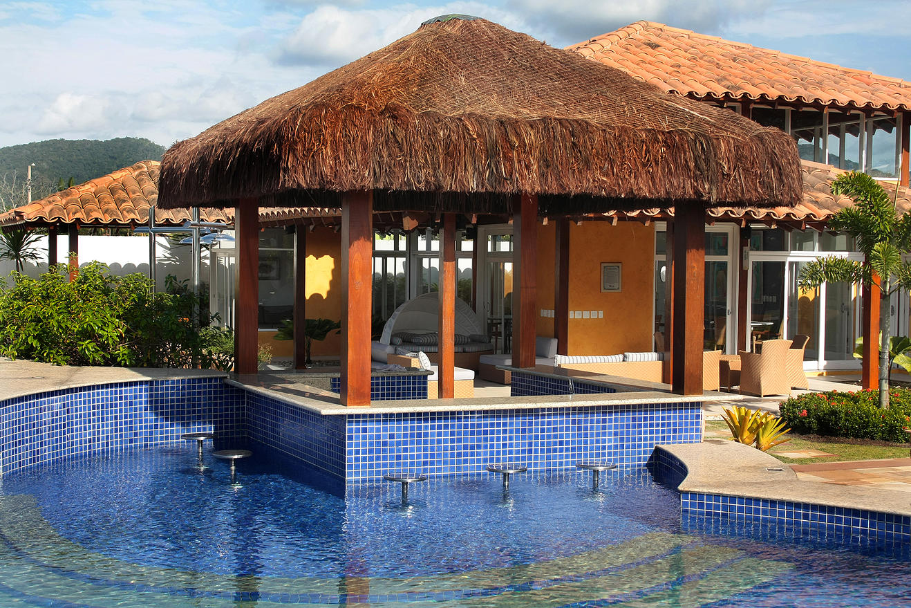 Quiosque com piscina no Costa Nova Residence Club, loteamento fechado no Massaguaçu Caraguatatuba